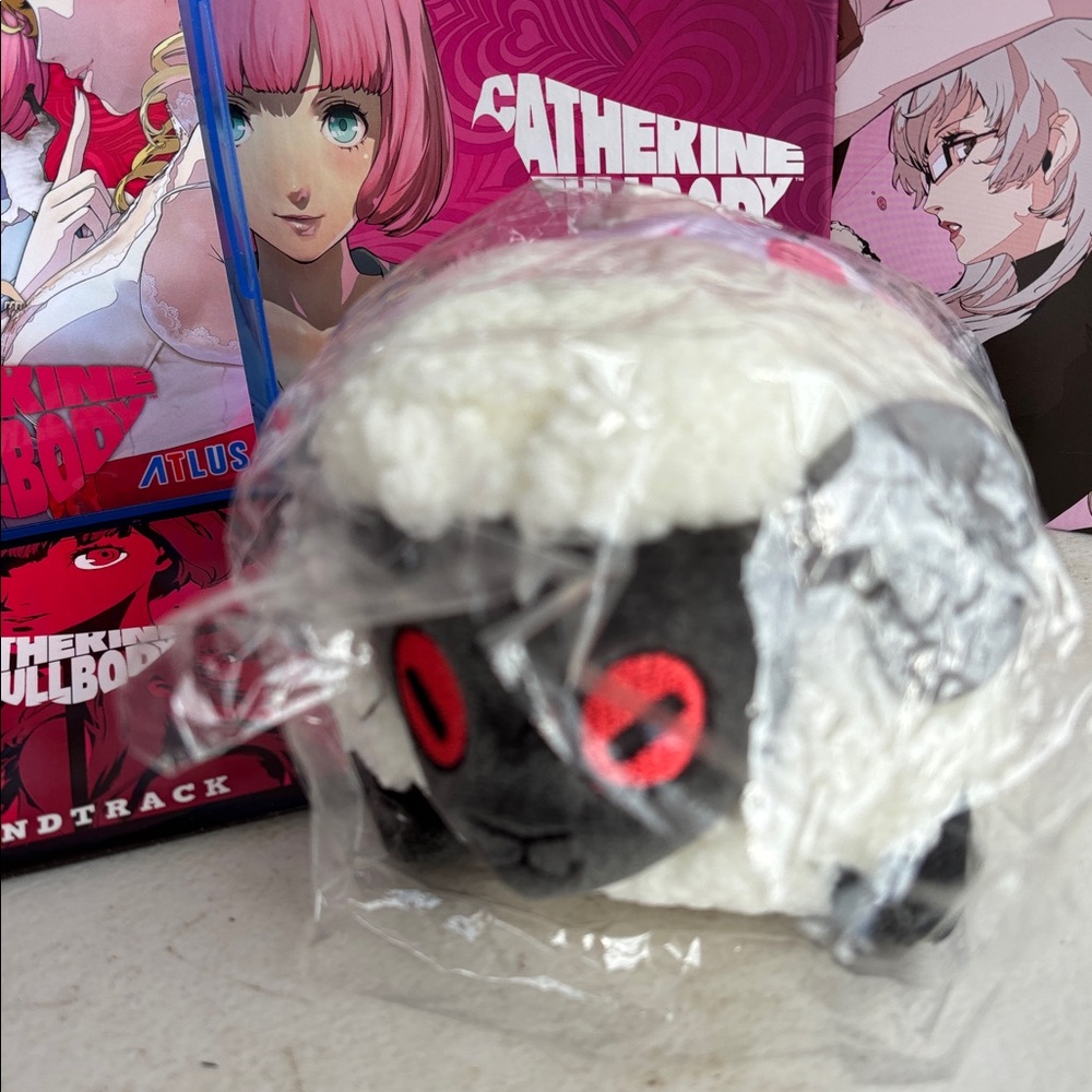 Catherine: Full Body PS4 Game Bundle w/ plushie - Picture 2 of 11